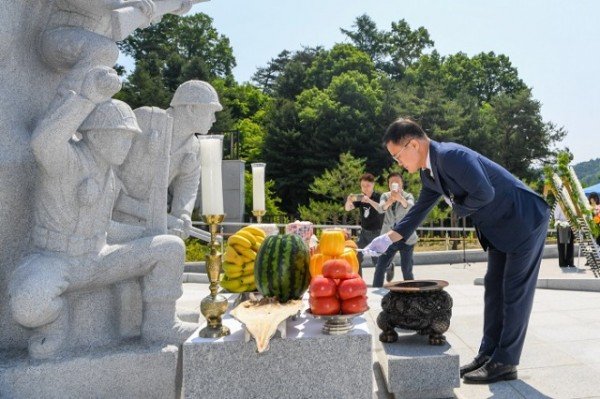 영주1-4 송호준 영주시 부시장이 헌화를 하고 있다.jpg