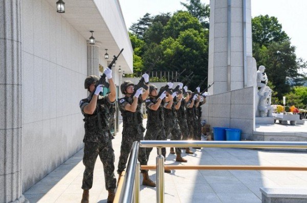 영주1-3 육군 장병들이 조총발사를 하고 있다.jpg