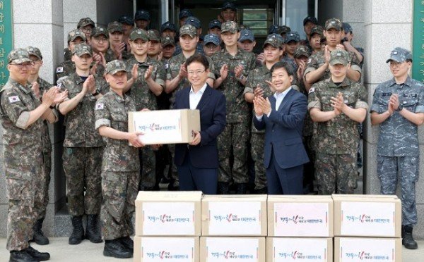 해군 제118조기경보전대 방문 격려2(위문품 전달).JPG
