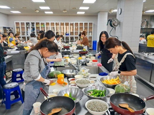 영주4-3 결혼이민여성들이 전통음식 만들기 체험을 하고 있다.jpg