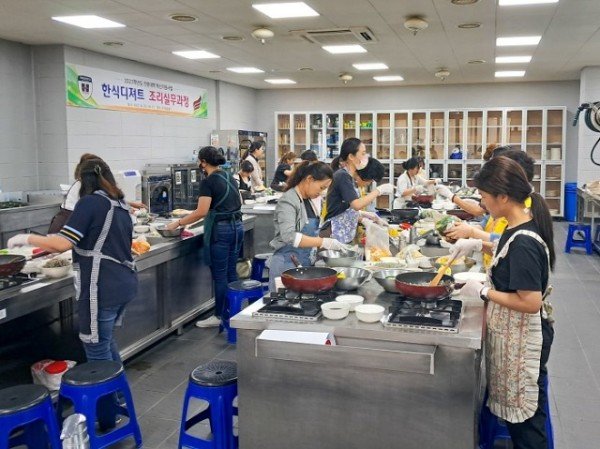 영주4-2 결혼이민여성들이 전통음식 만들기 체험을 하고 있다.jpg