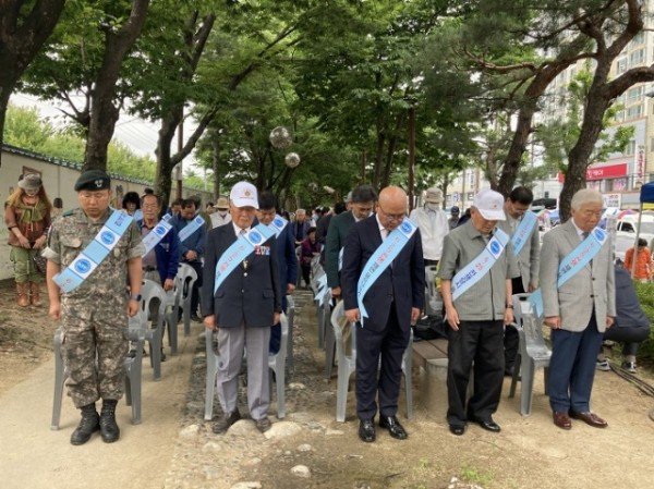 영주-5-3 6.25전쟁 사진전 참석자들이 호국선열에 대해 묵념하고 있다.jpg