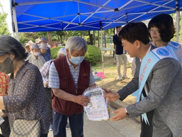 영주-5-2 15일 원당로 수목원에서 6.25전쟁 음식 나눠주기 행사가 진행되고 있다.jpg