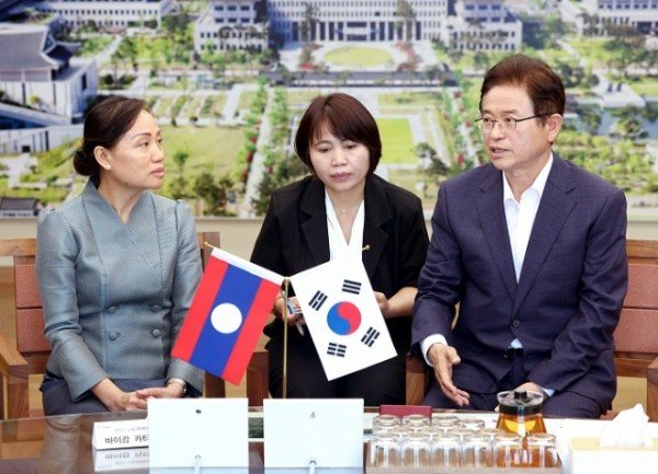 7.라오스_노동사회복지부장관_면담.jpg