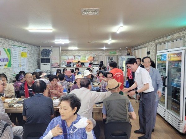 [양포동]어르신 무료 점심식사 대접(2).jpg