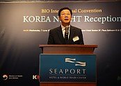 [사진1]_7일(현지시간)_미국_보스턴_씨포트_호텔에서_열린_코리아_나잇_리셉션에서_노연홍_한국제약바이오협회_회장이_인사말을_하고_있다..jpg