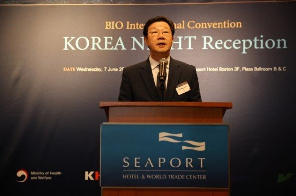 [사진1]_7일(현지시간)_미국_보스턴_씨포트_호텔에서_열린_코리아_나잇_리셉션에서_노연홍_한국제약바이오협회_회장이_인사말을_하고_있다..jpg