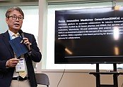 [사진1]_한국혁신의약품컨소시엄재단이_6일(현지시간)_미국_보스턴_케임브리지_이노베이션센터(CIC)에서_주관한_코리아_바이오_이노베이션_나잇에서_허경화_재단_대표가_인사말을_하고_있다..jpg