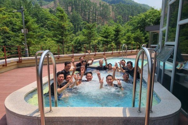 영주-3-2 계절근로자들이 수치유 체험을 하고 있다.jpg