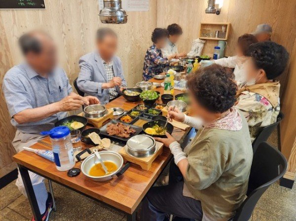 영주10-2 영주시 하망동 이파리솥밥에서 어르신들이 식사를 하고 있다.jpg