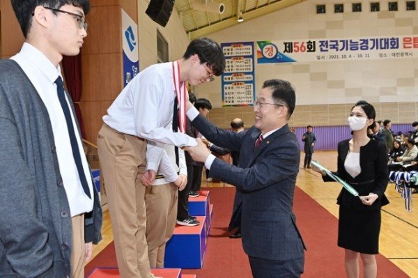 1.임종식 경북교육감, 전국기능경기의 선두에서 직업교육의 이정표 제시(지난 4월 2023년 경상북도 기능경기대회 시상식에서 학생들을 격려하고 있는 임종식 교육감 사진)02.JPG