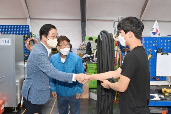 1.임종식 경북교육감, 전국기능경기의 선두에서 직업교육의 이정표 제시(지난해 전국기능경기대회 현장을 찾아 학생들을 응원하는 임종식 교육감 사진)01.JPG