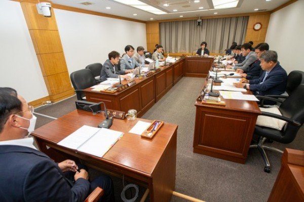 4. 기획행정위원회 조례안 심사활동.JPG