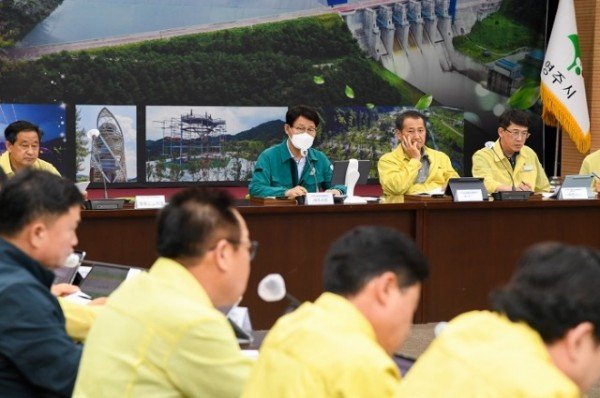 영주-1 박남서 영주시장이 집중호우 피해 관련 긴급 대책회의를 주재하고 있다 (1).jpg