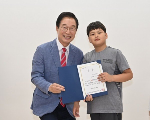 2.친구들과 함께 한국어 실력 쑥쑥 키웠어요!(30일 경주한국어교육센터에서 개최된 제1기 수료식에 참석한 임종식 교육감 사진)02.jpg