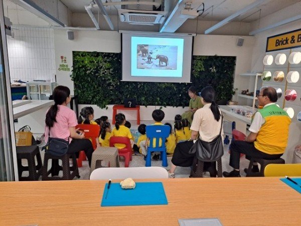 [보도사진] 공무원연금공단 부산지부, 아이들 눈높이에 맞는 환경교육 실시 (1).jpeg
