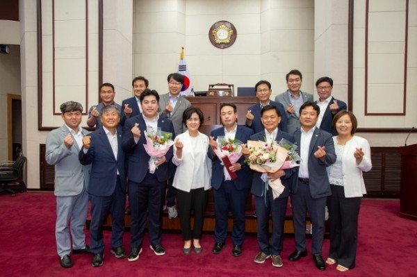 13. 행정사무감사 우수 의원 직원 단체사진 - 기획행정위원회.JPG