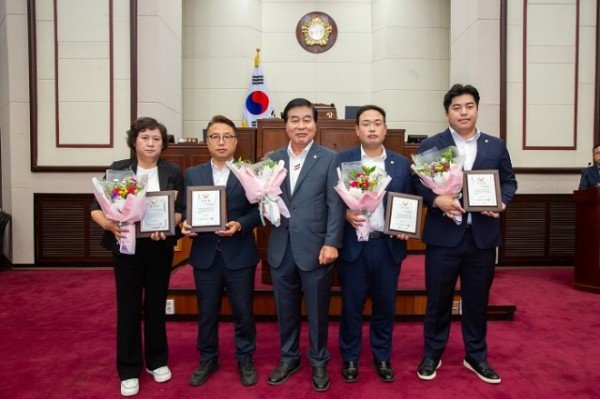 12. 행정사무감사 우수 의원 단체 사진.JPG