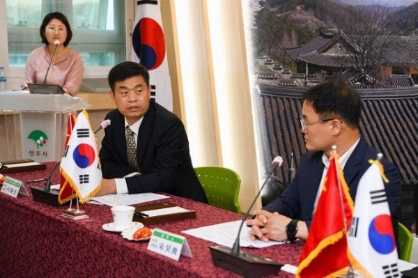 영주-1-3 이화광 제녕시 인민정부외사판공실 부주임이 토론을 하고 있다.jpg