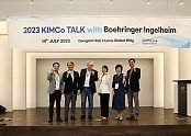 [사진_1]_14일_휴온스글로벌_본사_10층_동암홀_강당에서_개최한_‘베링거인겔하임_초청_제4회_KIMCo_Talk’에서_단체사진을_촬영하고_있다..jpg