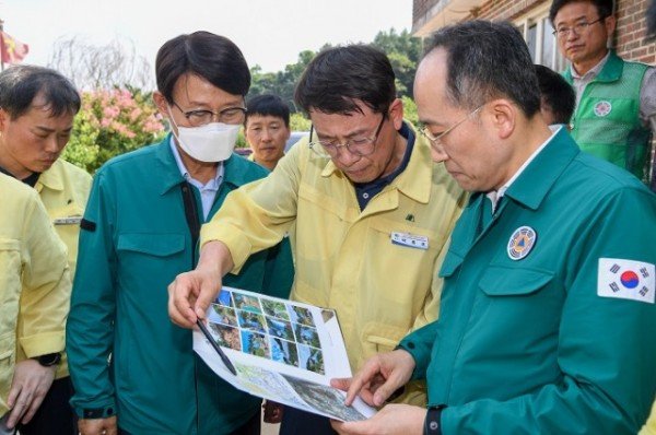 영주-1-3 박남서 영주시장은 추경호 부총리에게 영주동 재해위험지구 정비사업 등의 협조를 요청했다(사업 설명 모습).jpg