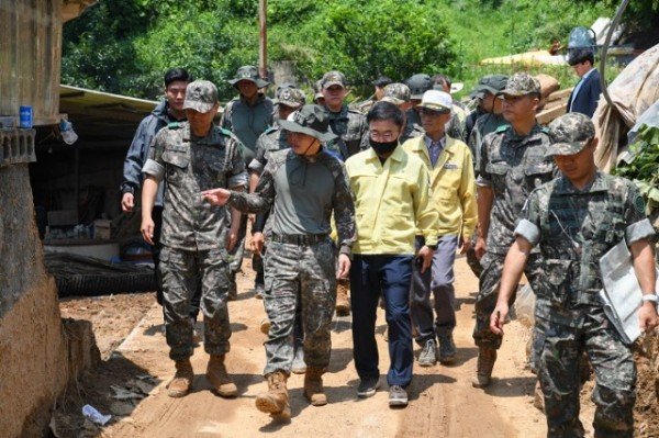 영주-1-4 박정환 육군참모총장이 단곡2리 피해지역을 살피고 있다.jpg
