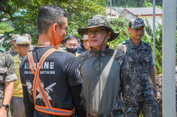 영주-1-5 박정환 육군참모총장이 수해복구 지원중인 장병을 격려하고 있다.jpg