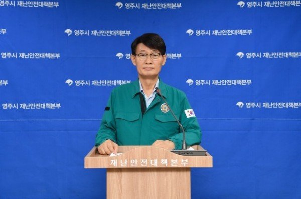 영주-2-1 박남서 영주시장이 재난현장통합지원본부 브리핑을 하고 있다.jpg