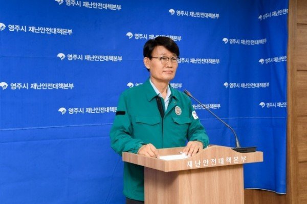 영주-2-2 박남서 영주시장이 재난현장통합지원본부 브리핑을 하고 있다.jpg