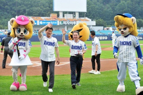 230724_김진열 군위군수, 대구편입 기념 삼성라이온즈 시구행사_기획감사실 (3).jpg