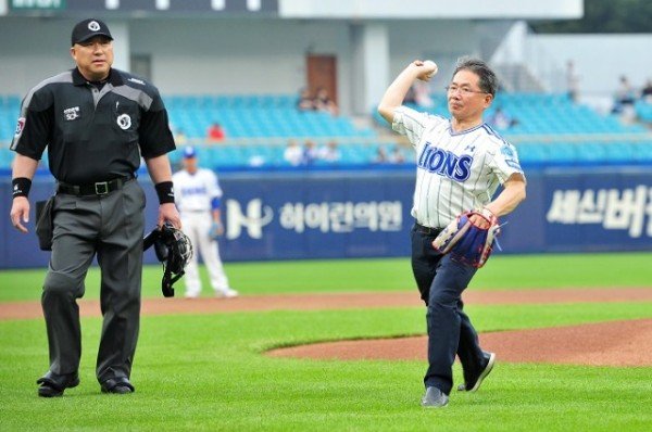 230724_김진열 군위군수, 대구편입 기념 삼성라이온즈 시구행사_기획감사실 (2).jpg