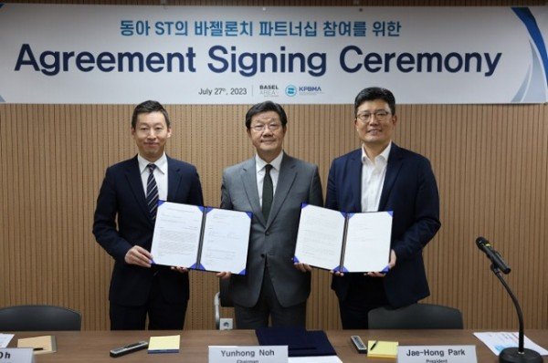 [사진1]_지난_27일_서울_서초구_제약회관에서_동아에스티의_‘스위스_바젤투자청_KPBMA_맞춤형_프로그램’_참여를_위한_파트너십_협정을_진행했다._(왼쪽부터)_오봉근_바젤투자청_한국대표,_노연홍_한국제약바이오협회_회장,_박재홍_동아에스티_사장이_기념촬영을_하고_있다.JPG