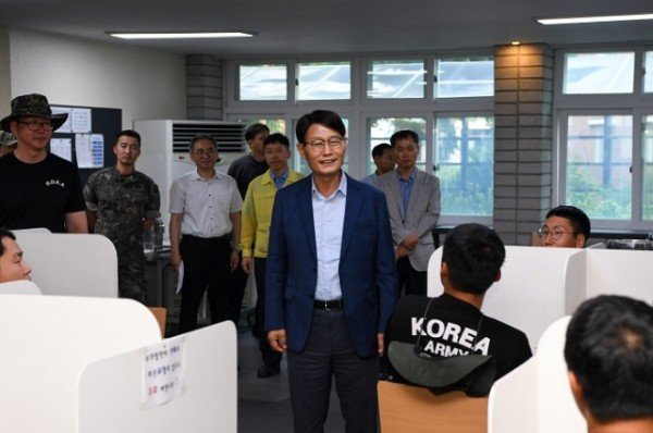 영주-2-4 박남서 영주시장이 수해복구 작전을 마치고 복귀를 앞둔 장병들에게 감사를 전하고 있다.jpg