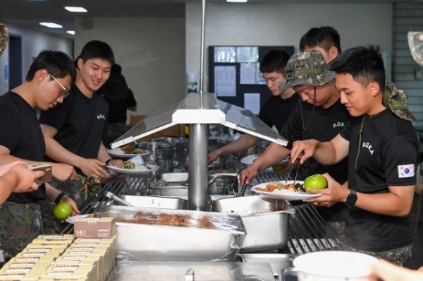 영주-2-2 8기동사단 장병들이 복구작전을 마치고 즐겁게 저녁식사 배식을 하고 있다.jpg