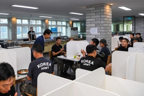 영주-2-1 박남서 영주시장이 호우피해 복구작전을 마친 장병들에게 감사인사를 하고 있다.jpg