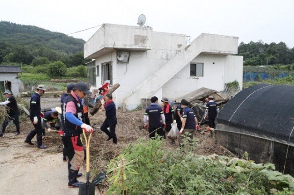 0812 권기창 시장  대구광역시 군위군 태풍 ‘카눈’ 피해복구 지원 (2).JPG