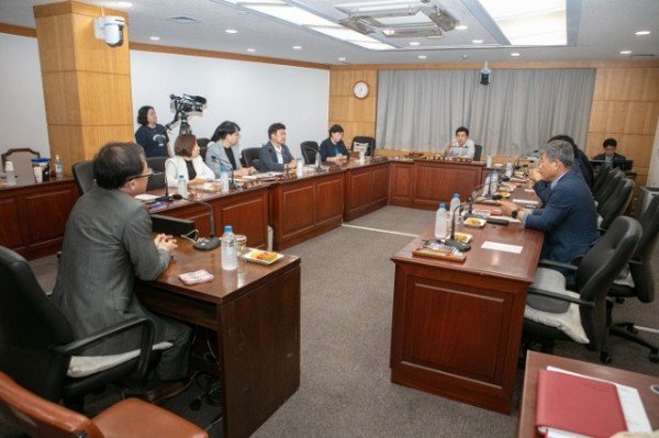 신공항특위 간담회 사진1.JPG