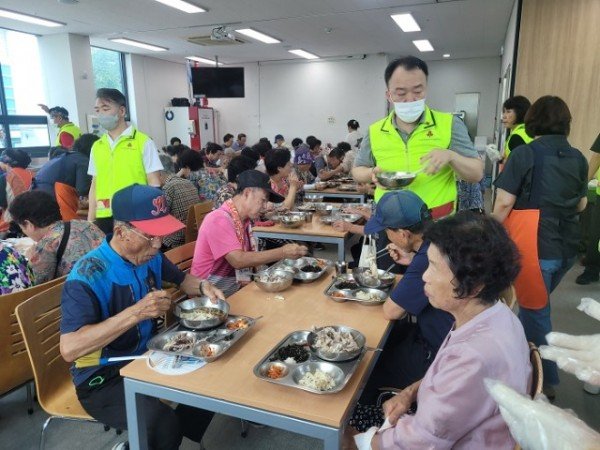 [복지정책과]사랑의열매 봉사단 삼계탕나눔 사진(3) (1).jpg