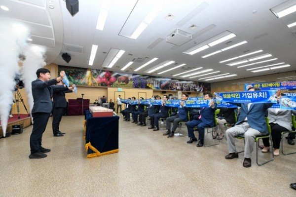 영주-1-6 영주첨단베어링 국가산업단지 조성사업 비전선포식에서 퍼포먼스를 진행했다.jpg