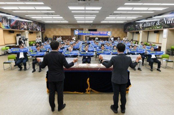 영주-1-5 영주첨단베어링 국가산업단지 조성사업 비전선포식에서 퍼포먼스를 진행했다.jpg