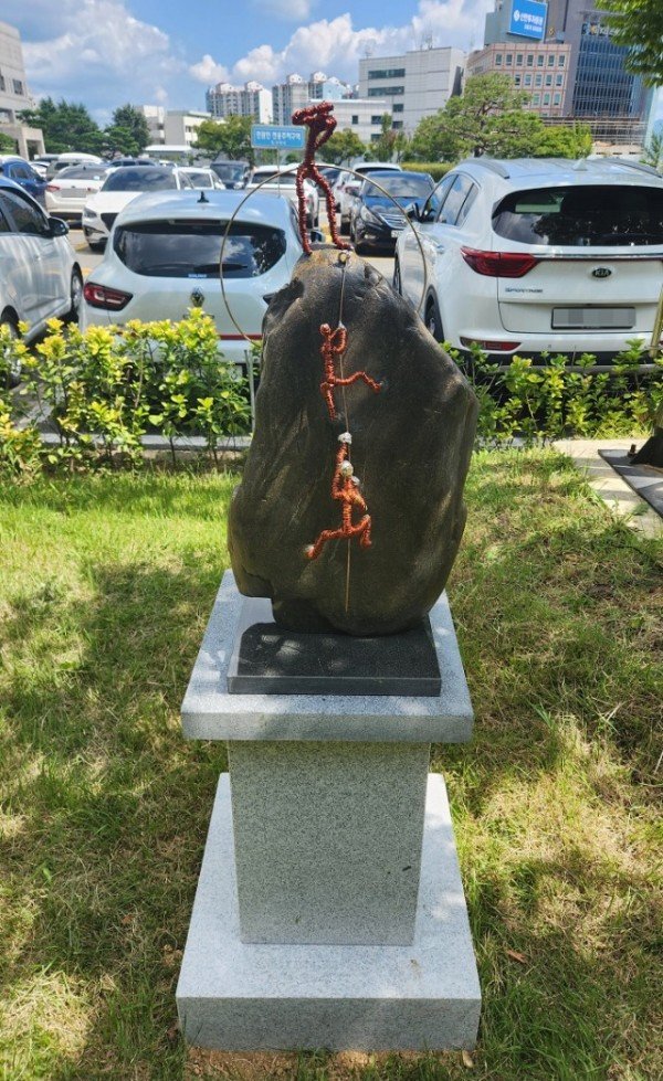 [문화예술과] 시청사 산책로 조각작품 2.jpg