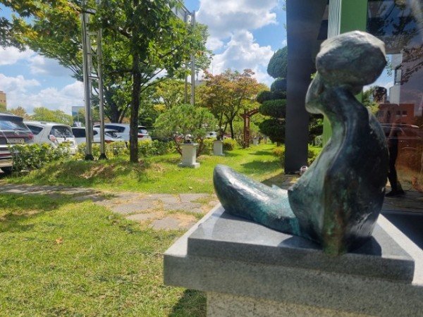 [문화예술과] 시청사 산책로 조각작품 1.jpeg