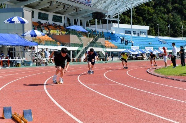 영주-1-4 제44회 영주시민체육대회 400m 직장부 결승을 진행했다.jpg