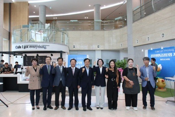 [보도사진 1] 공무원연금공단 장애인 바리스타 채용 카페 아이갓에브리씽(I got everything) 개소식.JPG