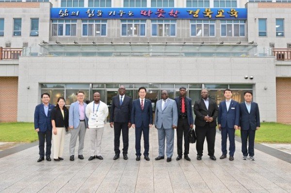 임종식 경북교육감, 중앙아프리카공화국 총리 겸 경제기획부 장관 면담(왼쪽 5번째 페릭스 모루아 국무총리, 왼쪽 6번째 임종식 교육감)_04.jpg
