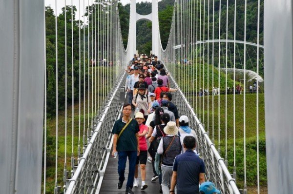 영주-1-5 ‘영주댐’ 준공 기념 ‘건강걷기대회’ 참가자들이 용두교를 걷고 있다.jpg