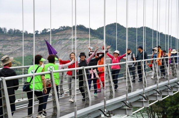영주-1-6 ‘영주댐’ 준공 기념 ‘건강걷기대회’ 참가자들이 영주호 풍경을 즐기며 걷고 있다.jpg