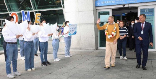 사진2_에밀_콘스탄티네스쿠_전_대통령_IPYG청년_도열_에밀_콘스탄티네스쿠_루마니아_전_대통령이_16일_오전_HWPL이.jpg