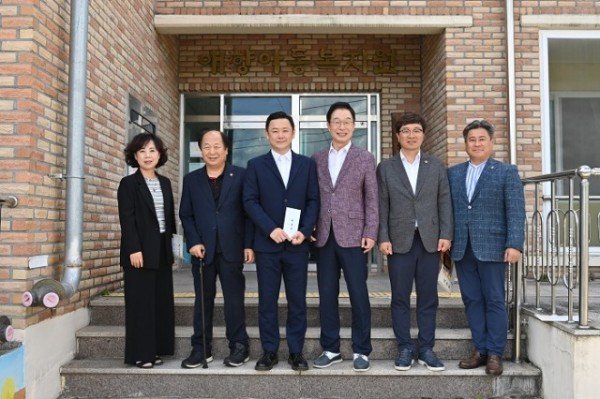 1.임종식 경북교육감, 추석 명절 맞아 나눔·배려 문화 실천(18일 김천시 소재 아동생활시설인 애향아동복지원 방문 사진)01.jpg