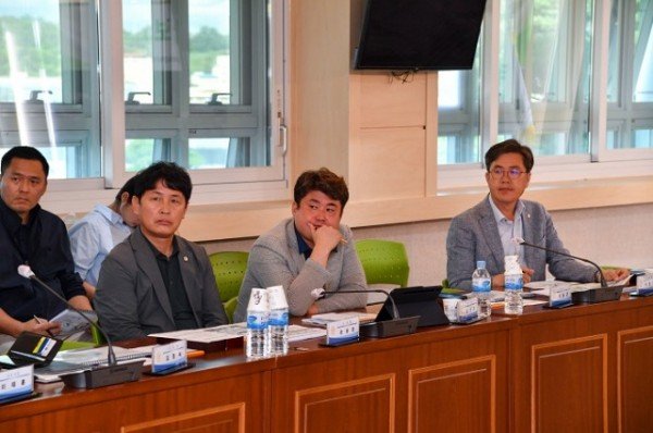 영주-2-3 좌측부터 손성호 김병창 우충무 의원들이 빅데이터 분석을 하고 있다.jpg